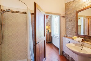 Douche, séchoir à cheveux, serviettes fournies, savon