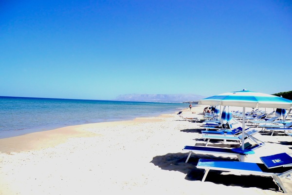 Una spiaggia nelle vicinanze, lettini da mare
