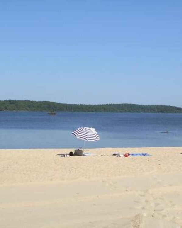 靠近海滩、沙滩椅