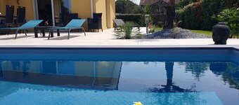 House with private pool, in a quiet location close to Mimizan. 