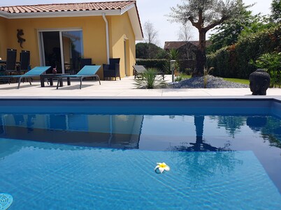 House with private pool, in a quiet location close to Mimizan. 