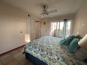 2 habitaciones, escritorio y tabla de planchar con plancha 