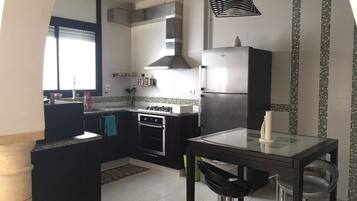 Kjøleskap, mikrobølgeovn, ovn og kokeplater