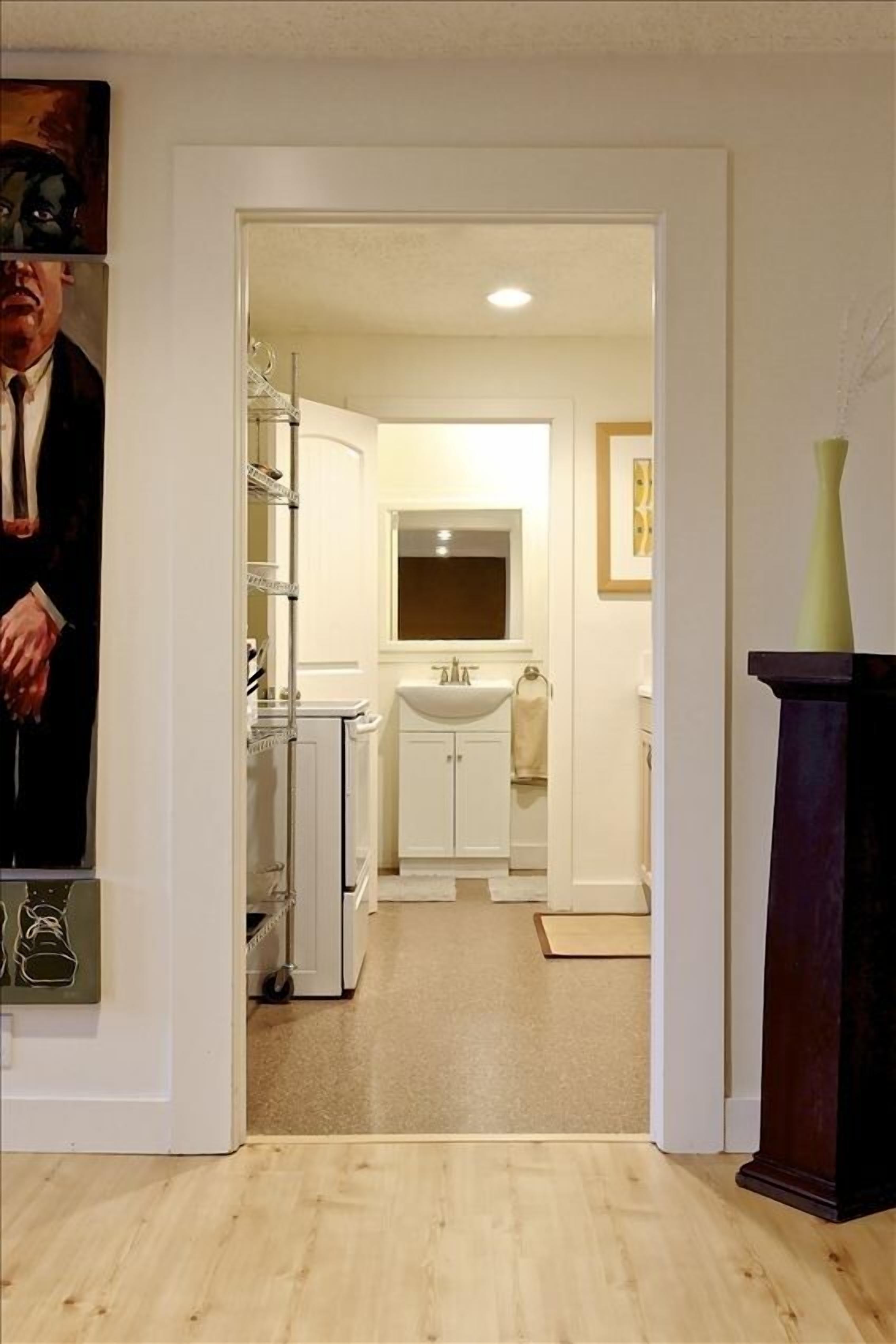 Modern Loft,  Walking Distance to Wine Tasting/ Restaurants