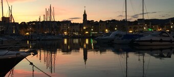 Splendida vista sul mare sulla baia di SANARY, spaziosa, tranquilla, terrazza, aria condizionata, TUTTO A PIEDI 