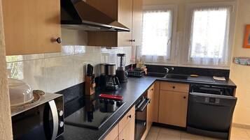 Coffee/tea maker, fridge, microwave, stovetop
