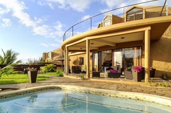 Outdoor pool, a heated pool - Superb Villa – Pool/Tropical Garden/WiFi/Daily Housekeeping/Beach 75m (Albion)