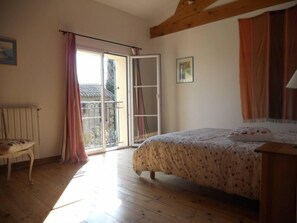 5 chambres, bureau, fer et planche à repasser, lit parapluie