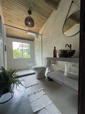 Shower, towels - House for rent in the best naturist paradise in Bahia - Massarandupió (Entre Rios)