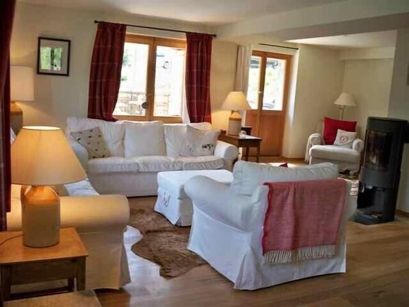 Flat-screen TV, fireplace, video games, DVD player