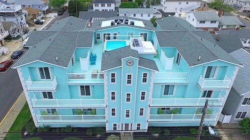 Roof top pool & game room, 2 blocks to beach, 3/bedrooms, beach passes included