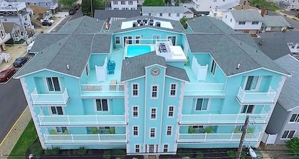 Roof top pool & game room, 2 blocks to beach, 3/bedrooms, beach passes included