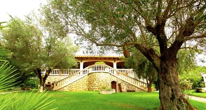 Chalet con jardín y piscina y WIFI GRATIS