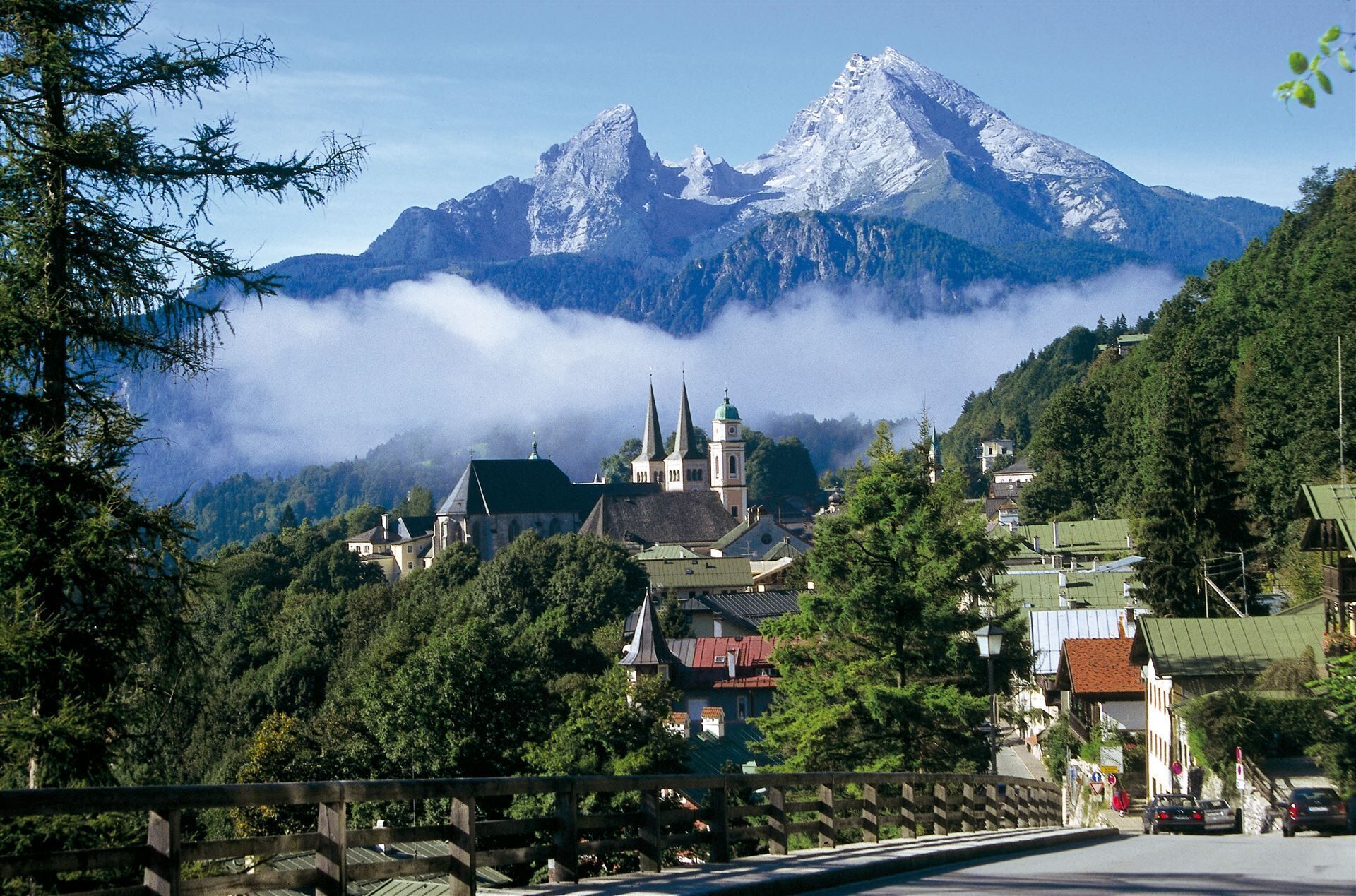Eine Bergstadt mit einer markanten Kirche und einer Straße, die dorthin führt.