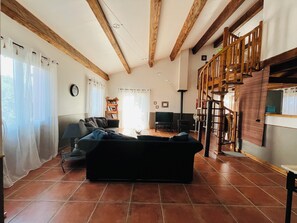 Fernseher, DVD-Player, Bücher, Stereoanlage