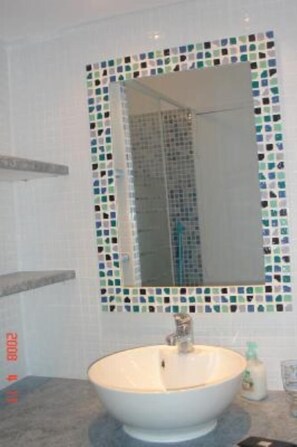 Douche, sĂšche-cheveux, papier toilette