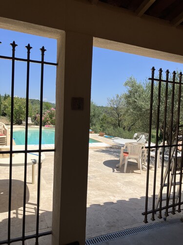 Bastidon de charme dans la campagne Provençale entre vignes et oliviers