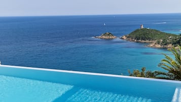 Una piscina al aire libre, una piscina climatizada