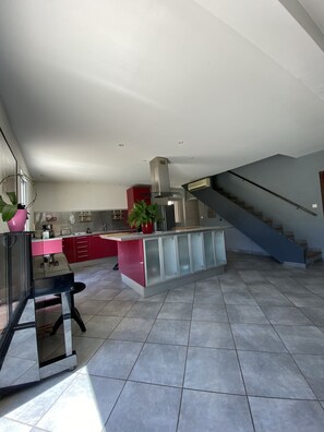 Jääkaappi, mikroaaltouuni, uuni, liesi