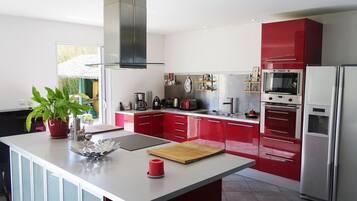 Réfrigérateur, micro-ondes, four, plaque de cuisson