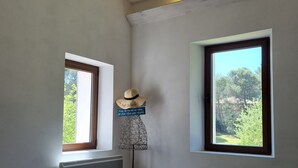 A bedroom with a large bed, two windows, a standing lamp, and a radiator. - 5-star rated air-conditioned house with swimming pool for 6 (Cabriès)