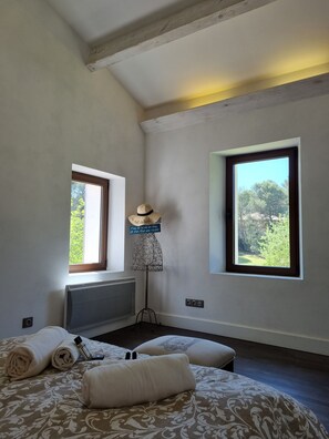 3 bedrooms, desk, soundproofing, iron/ironing board - 5-star rated air-conditioned house with swimming pool for 6 (Cabriès)