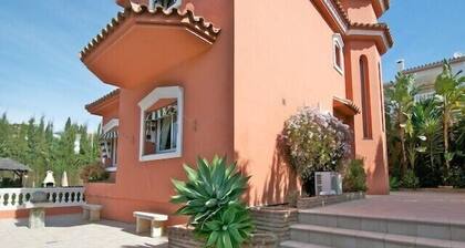 Villa de qualité dans un environnement de tranquillité et bien connecté.<br>