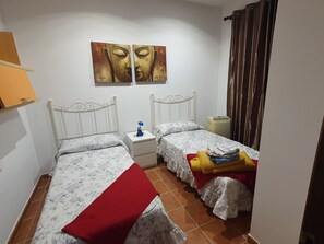 5 slaapkamers, een strijkplank/strijkijzer, reisbedje, gratis wifi