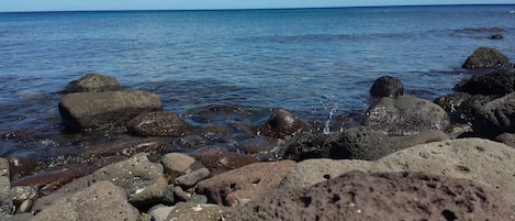 Perto da praia, espreguiçadeiras 