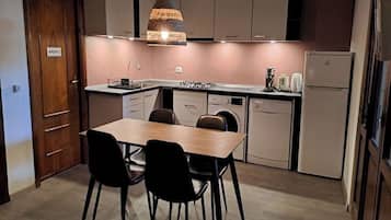 Køleskab, mikrobølgeovn, ovn, kogeplade