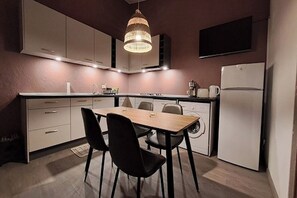 Fridge, microwave, oven, stovetop - 2 bedrooms, 1 living room with kitchen, shower/WC, terraces, Garden, Parking (Orosei)