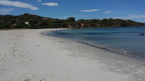 靠近海滩、沙滩椅