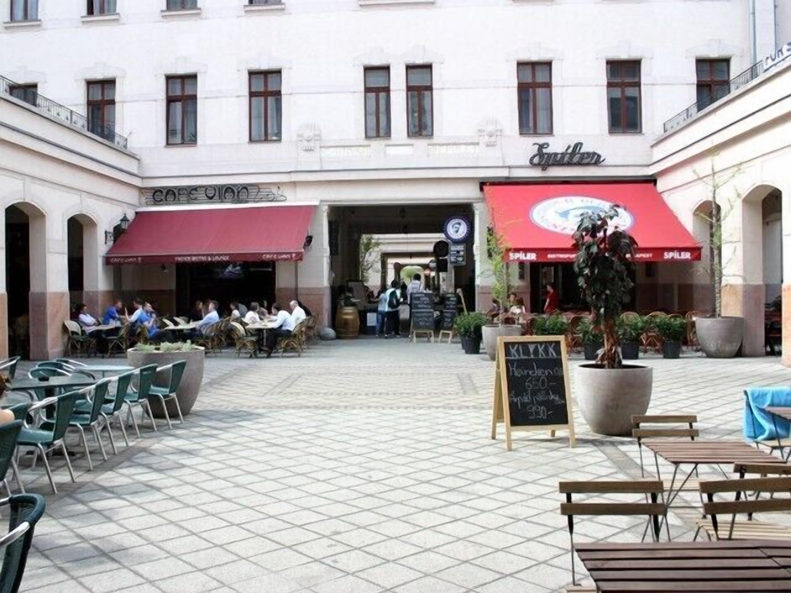 Cafés in Gozsdu Court