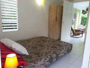 1 habitación, tabla de planchar con plancha, cuna de viaje y wifi