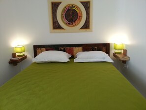 1 chambre, fer et planche à repasser, lit de bébé portatif, Wi-Fi