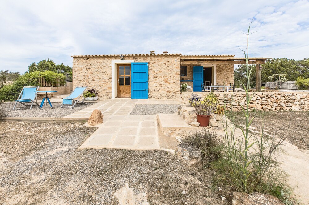 Rustic house near the sea