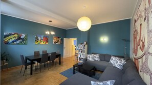 Smart-tv, dvd-afspiller, bøger, videobibliotek