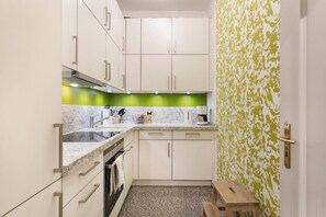 Een koelkast, een oven, een kookplaat, een vaatwasser