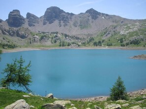Un lac de montagne, caractérisé par un terrain rocheux et une végétation clairsemée.