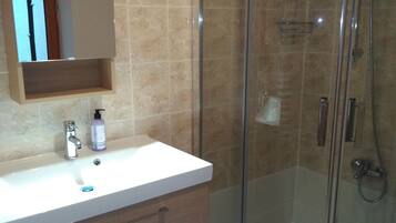 Ensemble douche/baignoire, sèche-cheveux