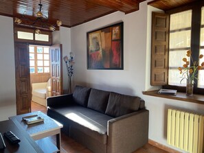 Una televisión, videojuegos, un reproductor de DVD, libros