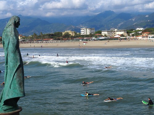 Quiet and surrounded by bright green two steps from the sea