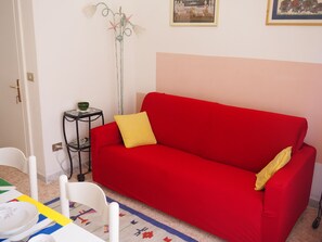 Una televisión, un reproductor de DVD, libros