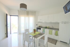 Frigorifero, microonde, forno, piano cottura