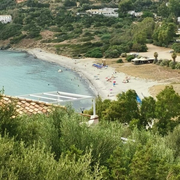 Una playa cerca, sillas reclinables de playa