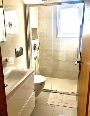 Dusche, Haartrockner, Handtücher