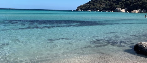 På stranden, solsenger og strandhåndklær