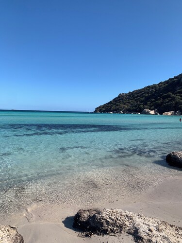 Architektenvilla mit außergewöhnlichem Meer- und Bergblick; Schwimmbad; Strand 3 Minuten