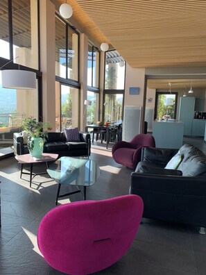 Fernseher, Tischtennisplatte