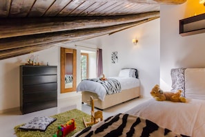 5 bedrooms, in-room safe, desk, iron/ironing board